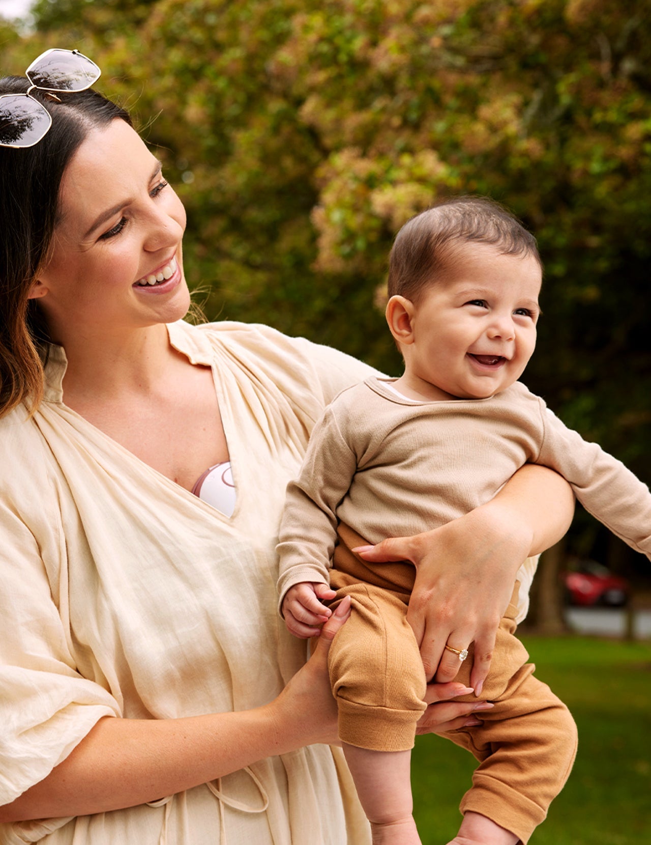 On-the-Go Pumping Bundle: Mobile Style™ Breast Pump | M6 + 120 Breastmilk Storage Bags