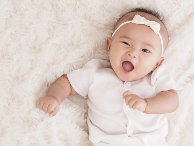 Why Is My Baby Squirming While Breastfeeding? Causes and Tips