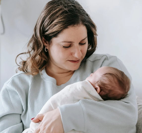 Does Breast Tenderness Come and Go in Early Pregnancy? A Guide for European Mums